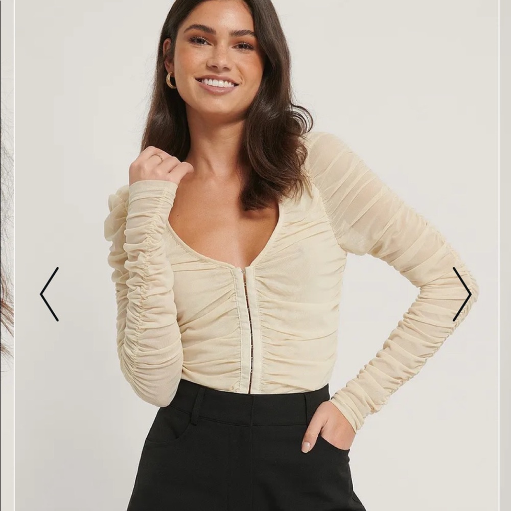 NA-KD ruched closure détail top